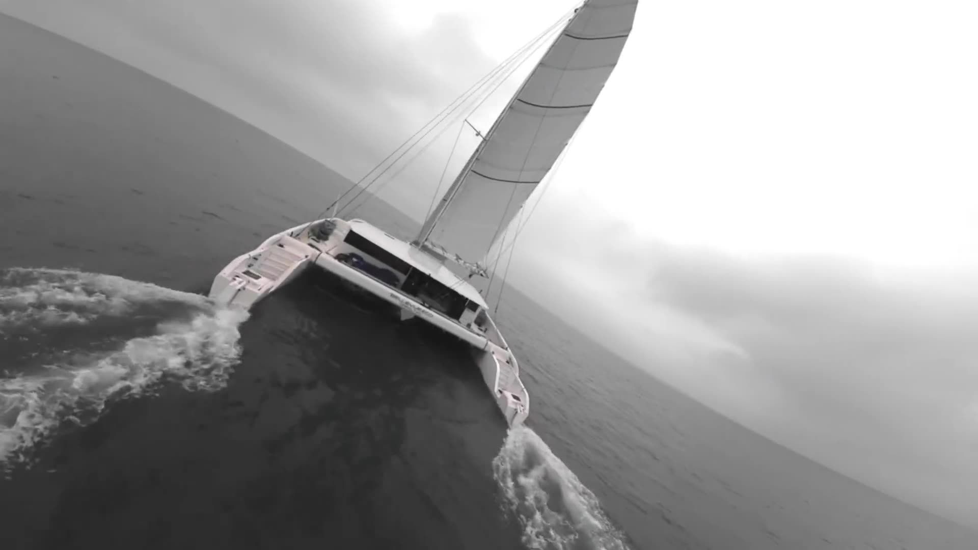 Der Bellevue Eco Katamaran unter Segeln